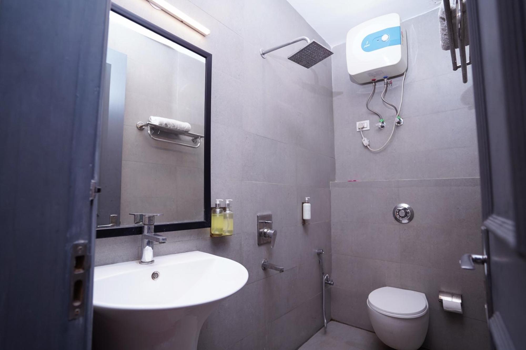 Hotel Mira Residency- Outer Ring Road, Paschim Vihar Delhi  Esterno foto