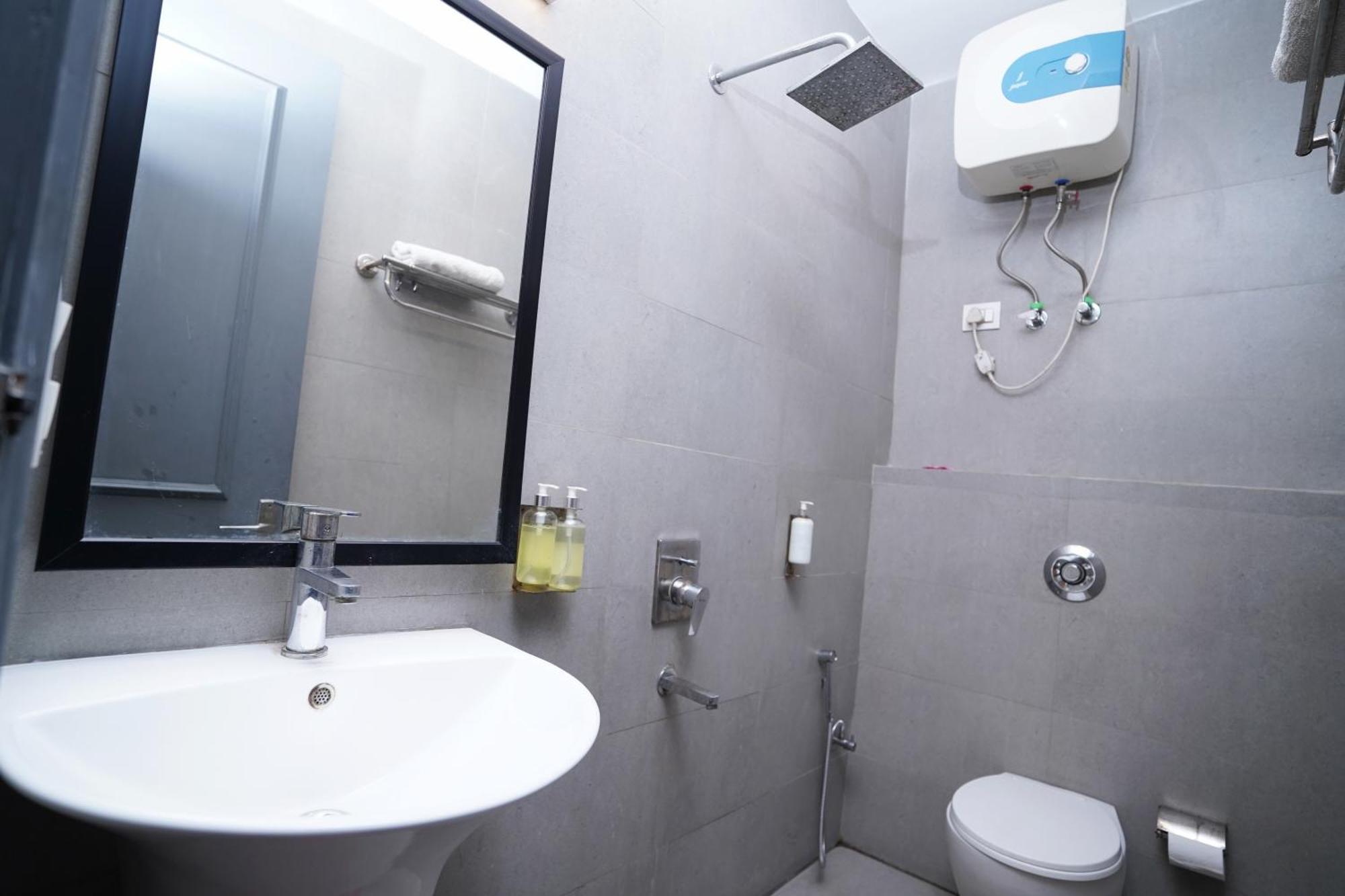 Hotel Mira Residency- Outer Ring Road, Paschim Vihar Delhi  Esterno foto