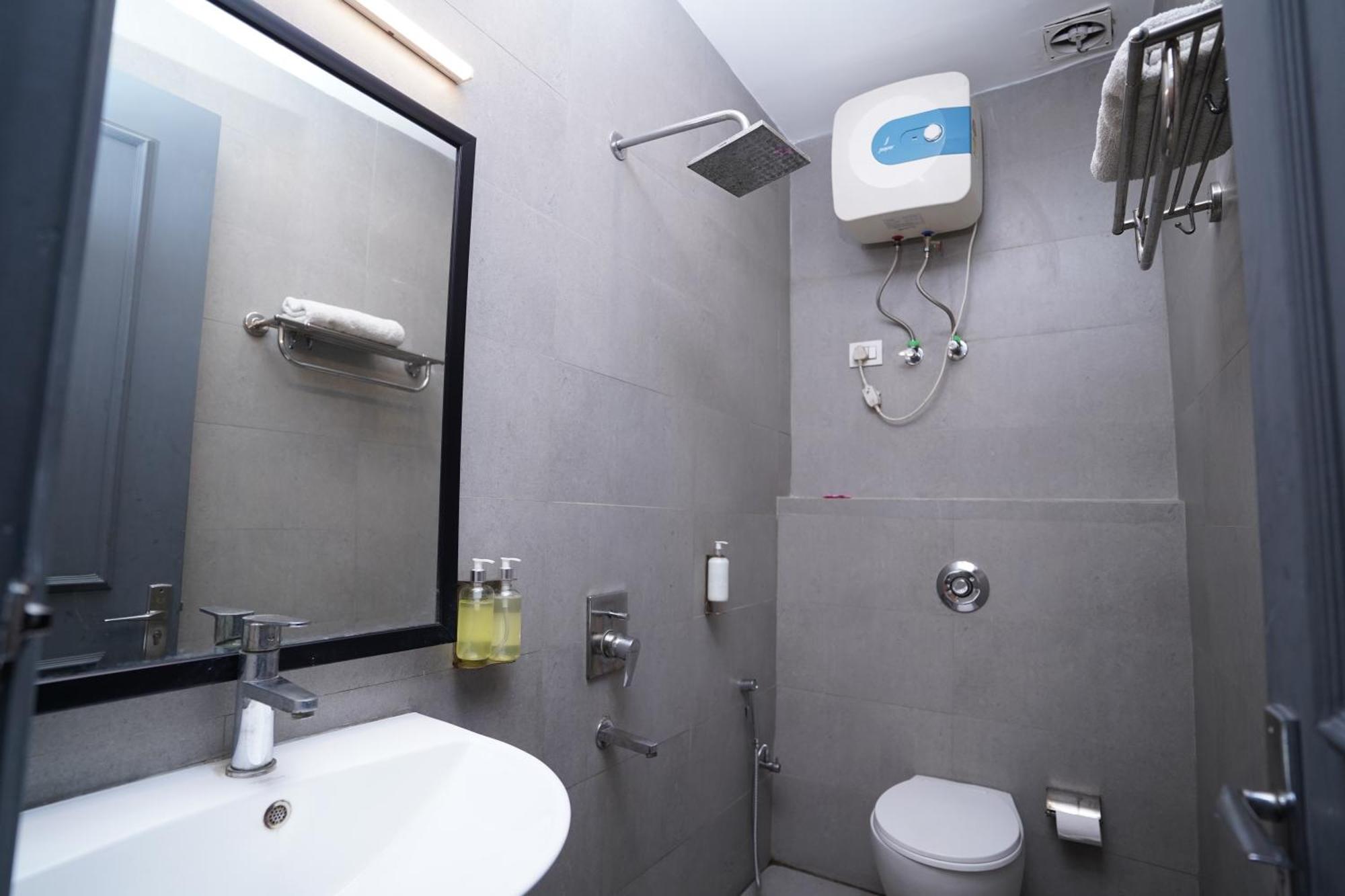 Hotel Mira Residency- Outer Ring Road, Paschim Vihar Delhi  Esterno foto